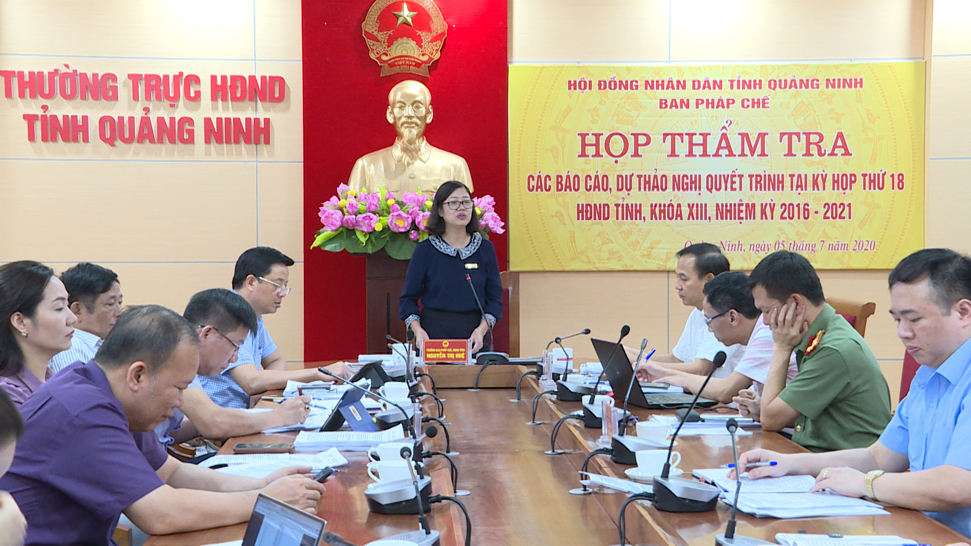 Đồng chí Nguyễn Thị Huệ, trưởng Ban Pháp chễ HĐND tỉnh chỉ đạo tại buổi thẩm tra