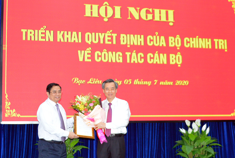 Đồng chí Phạm Minh Chính trao quyết định của Bộ Chính trị điều động đồng chí Nguyễn Quang Dương giữ chức Phó Ban Tổ chức Trung ương.  