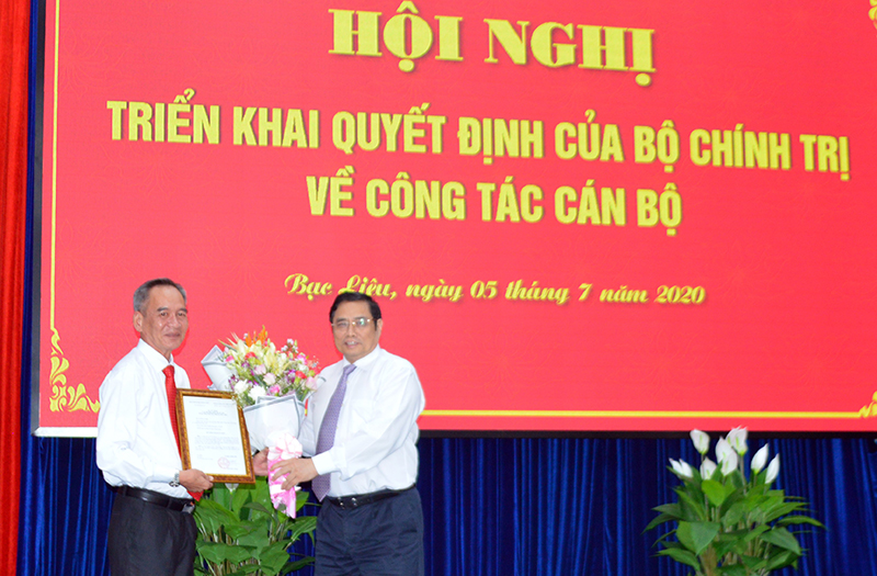 Đồng chí Phạm Minh Chính trao quyết định của Bộ Chính trị cho đồng chí Lữ Văn Hùng giữ chức Bí thư Tỉnh ủy Bạc Liêu, nhiệm kỳ 2015-2020. 