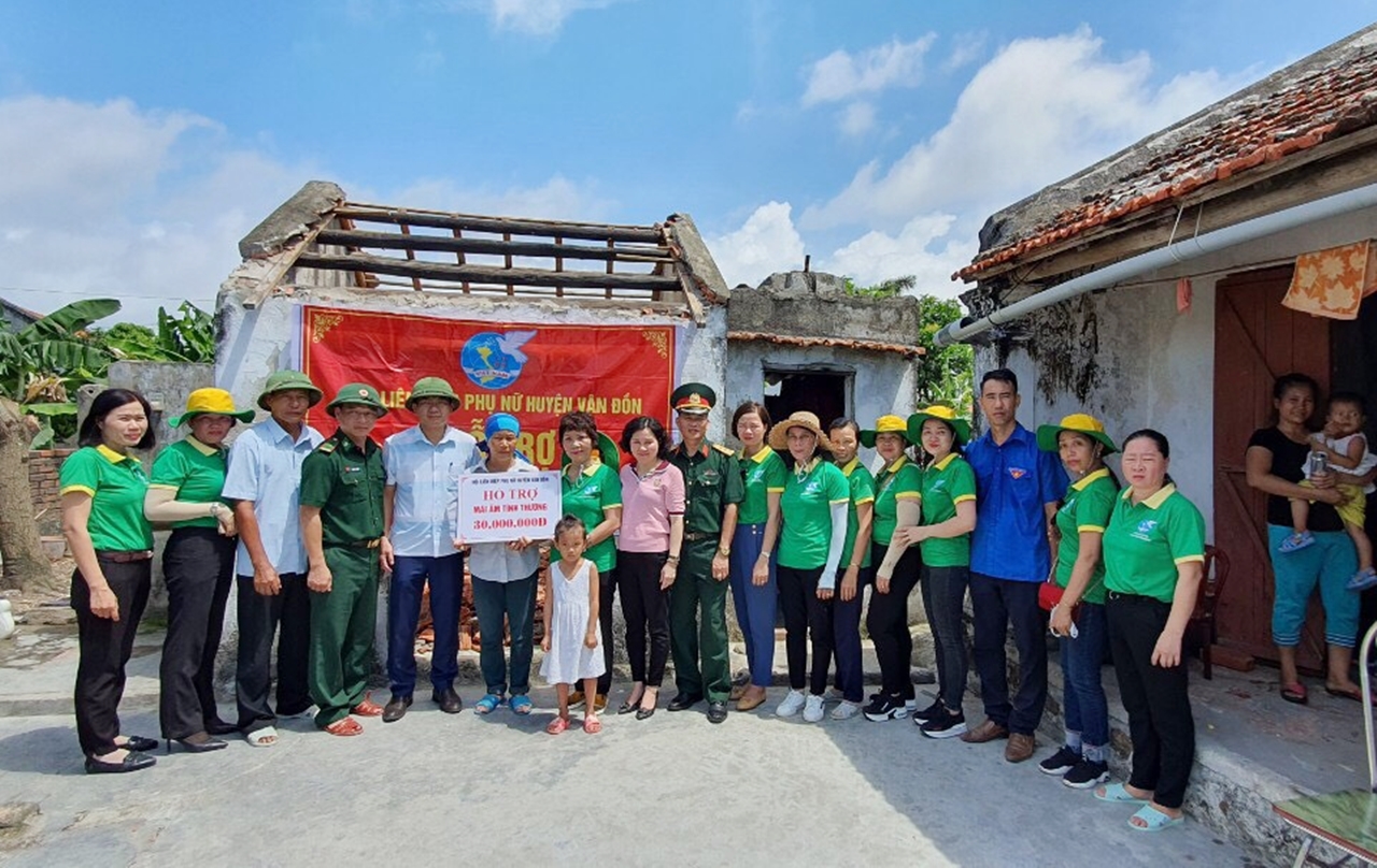  Hội LHPN huyện Vân Đồn trao hỗ trợ 30 triệu đồng xây 