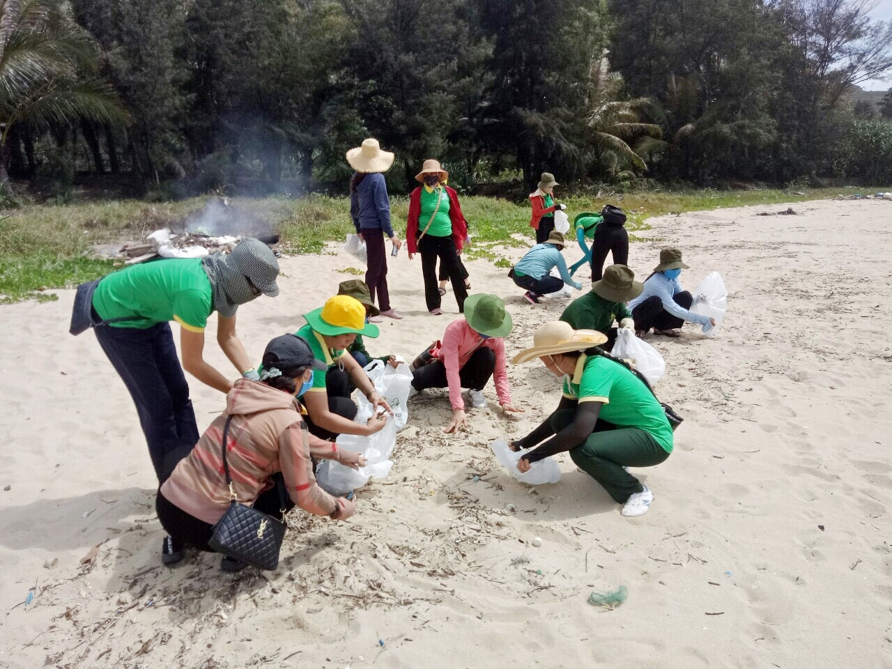 Hội LHPN huyện Vân Đồn đã phát động các chương trình làm sạch bãi biển tại các xã đảo.