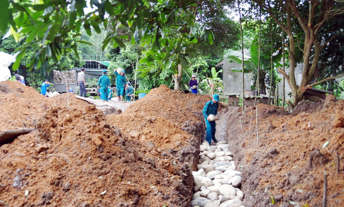 Ban CHQS TP Cẩm Phả và Ban CHQS huyện Bình Liêu phối hợp hỗ trợ xây dựng nhà ở mới cho 2 hộ nghèo tại xã Vô Ngại, huyện Bình Liêu - Ảnh: Trúc Linh.