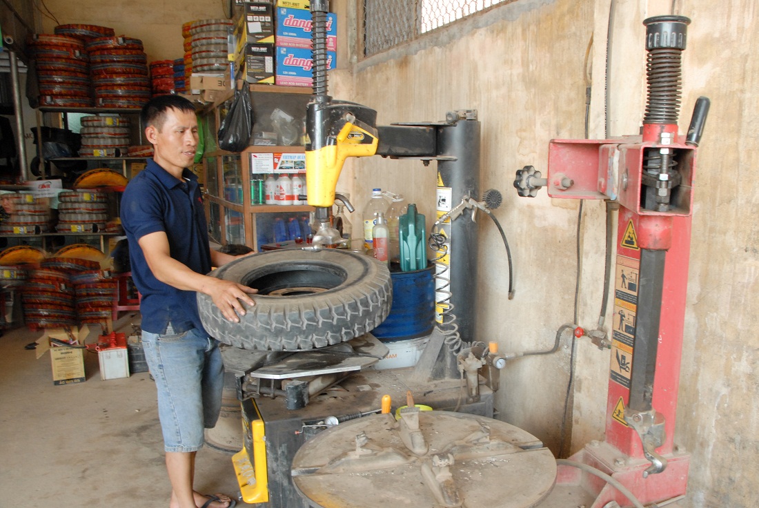 Qua lớp đào tạo nghề, anh Nguyễn Minh Khuê (phường Cộng Hòa, TX Quảng Yên) đầu tư xưởng sửa chữa ô tô, nâng cao thu nhập.