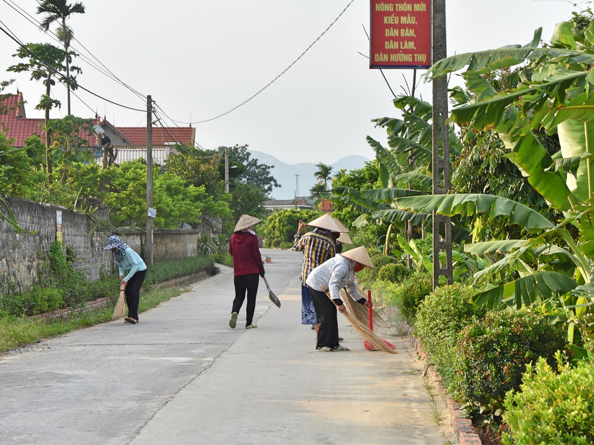 Người dân thôn Phúc Thị, xã Việt Dân (TX Đông Triều) tham gia dọn dẹp vệ sinh môi trường
