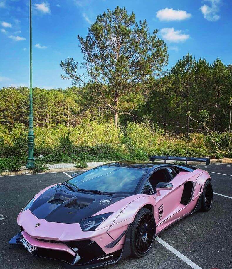 Lamborghini Aventador Limited Edition 50 được dán đề-can màu hồng nhám.  