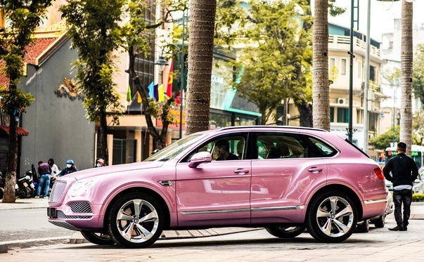 Xe sang Bentley Bentayga màu hồng