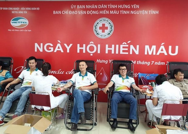 Cán bộ, nhân viên Viettel Hưng Yên tham gia hiến máu. (Ảnh: Phạm Kiên/TTXVN)
