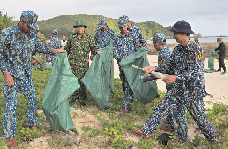  CBCS Đồn Biên phòng Thanh Lân tham gia dọn vệ sinh môi trường vùng biển, đảo đơn vị phụ trách.