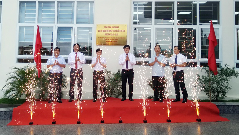 Các đại biểu thực hiện nghi lễ gắn biển công trình chào mừng Đại hội Đảng đối với Trung tâm Y tế huyện Hải Hà.