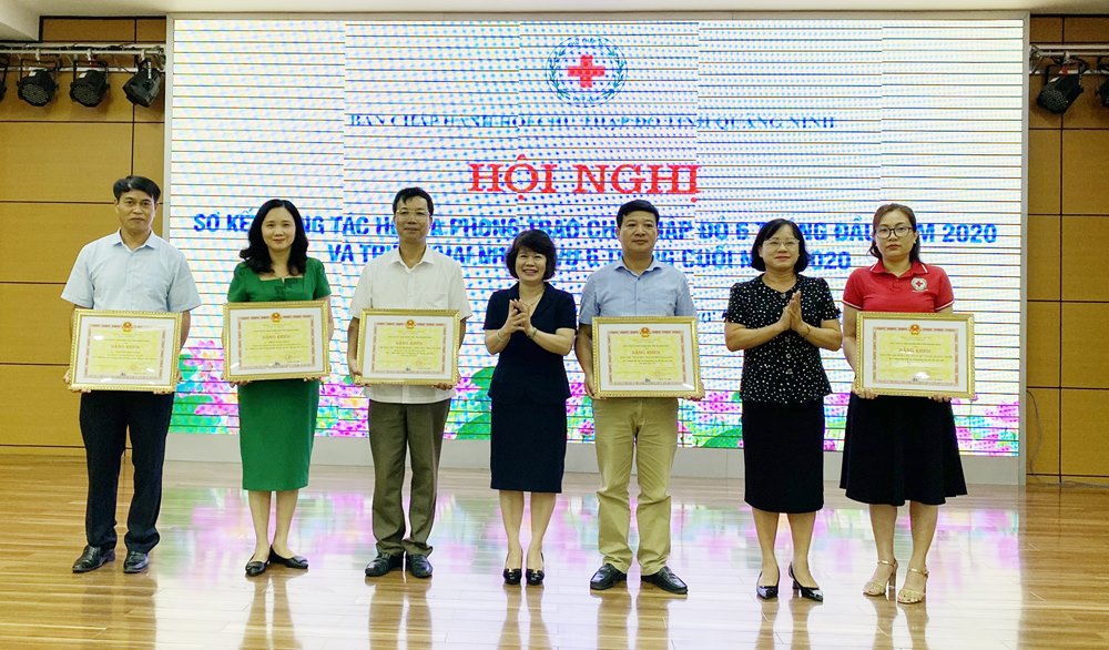 3 tập thể, 2 cá nhân được UBND tỉnh trao tặng bằng khen đã có thành tích xuất sắc trong phong trào thi đua yêu nước  giai đoạn 2015-2020.