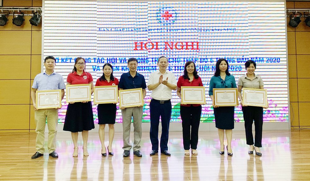 Đồng chí Vũ Hồng Hải, Chủ tịch Hội CTĐ tỉnh thay mặt Trung ương Hội CTĐ Việt Nam trao tặng Bằng khen cho các tập thể