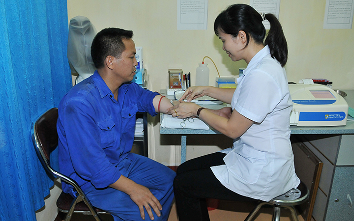 Cán bộ y tế bệnh xá Nhà máy Z113 Tuyên Quang kiểm tra sức khỏe cho công nhân. Ảnh: NGUYỄN ĐĂNG