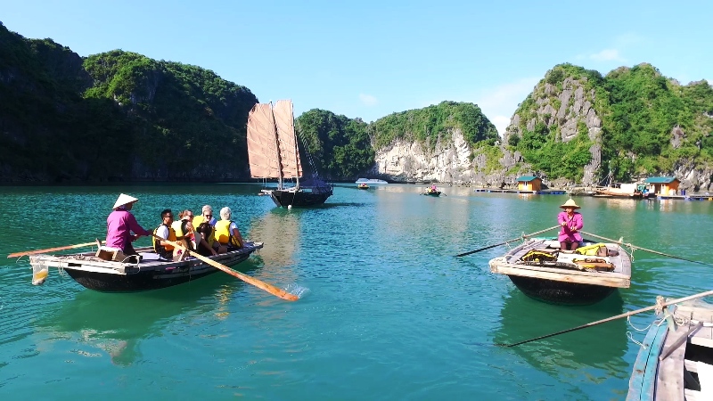 Du lịch cộng đồng trên Vịnh Hạ Long dần được định hình với mô hình hợp tác xã dịch vụ chèo thuyền nan đưa du khách tham quan làng chài Cửa Vạn, Vung Viêng, Ba Hang.