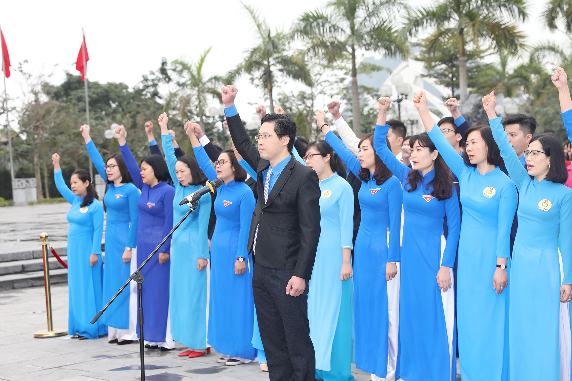 Các đảng viên mới tuyên thệ tại Lễ kết nạp lớp đảng viên 90 năm đợt 1, tại Khu di tích tượng đài đồng chí Vũ Văn Hiếu (TP Hạ Long). Ảnh: Đỗ Phương