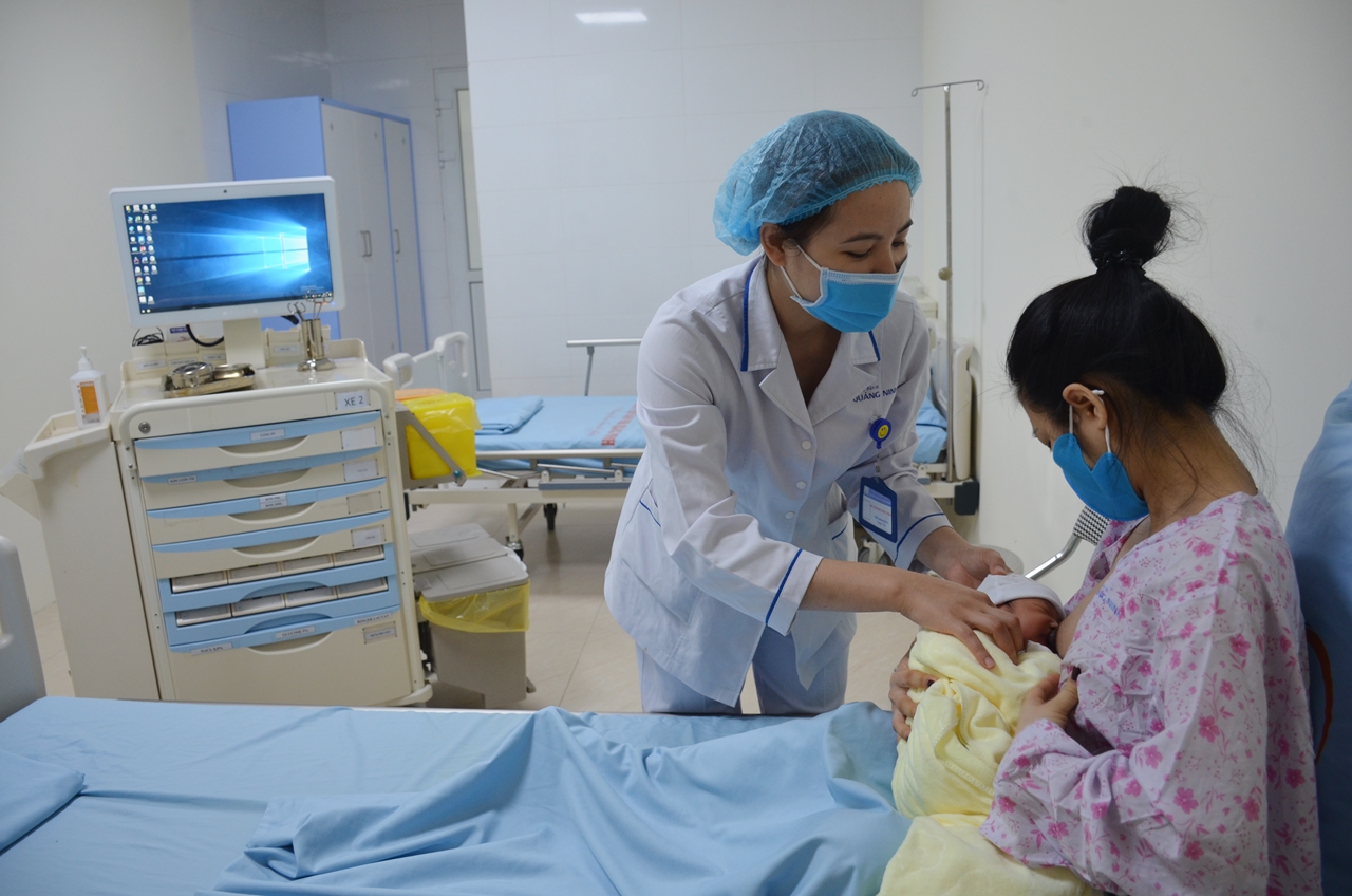 Nhân viên y tế Bệnh viện Sản Nhi Quảng Ninh hướng dẫn bà mẹ cho con bú đúng cách. Nhân viên y tế Bệnh viện Sản Nhi Quảng Ninh hướng dẫn bà mẹ cho con bú đúng cách.