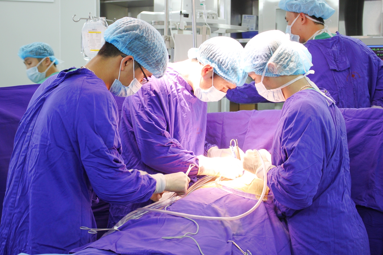  Bác sĩ Bệnh viện Đa khoa tỉnh Quảng Ninh thực hiện các ca mổ tim hở thông thường.