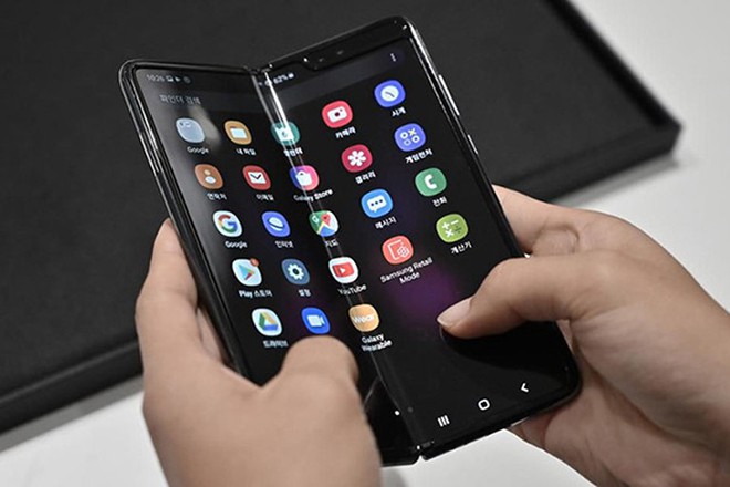 Galaxy Z Fold 2 sẽ có giá bán thấp hơn 1.980 USD của Galaxy Fold? ẢNH: AFP