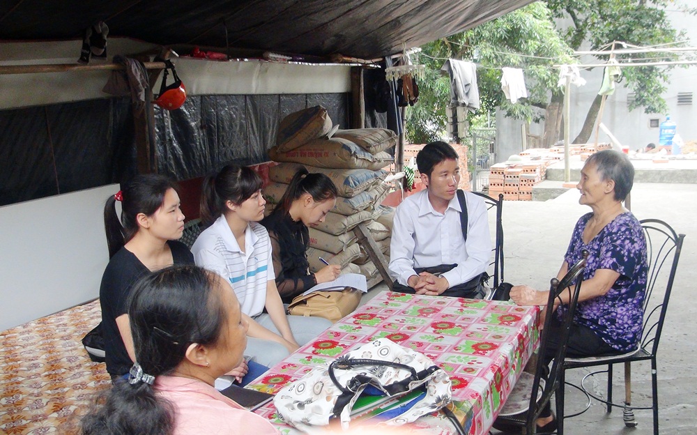 Cán bộ Trung tâm công tác xã hội thực hiện nhiệm vụ quản lý trường hợp đối tượng yếu thế trên địa bàn TP Hạ Long.
