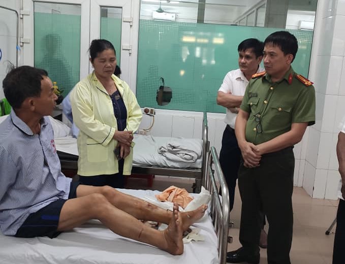 Công an viên Phạm Trung Kiền bị thương phải nhập viện điều trị.