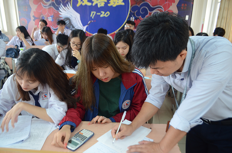 Học sinh khối 12, Trường THPT Chuyên Hạ Long, ôn thi tốt nghiệp THPT theo chuyên đề.
