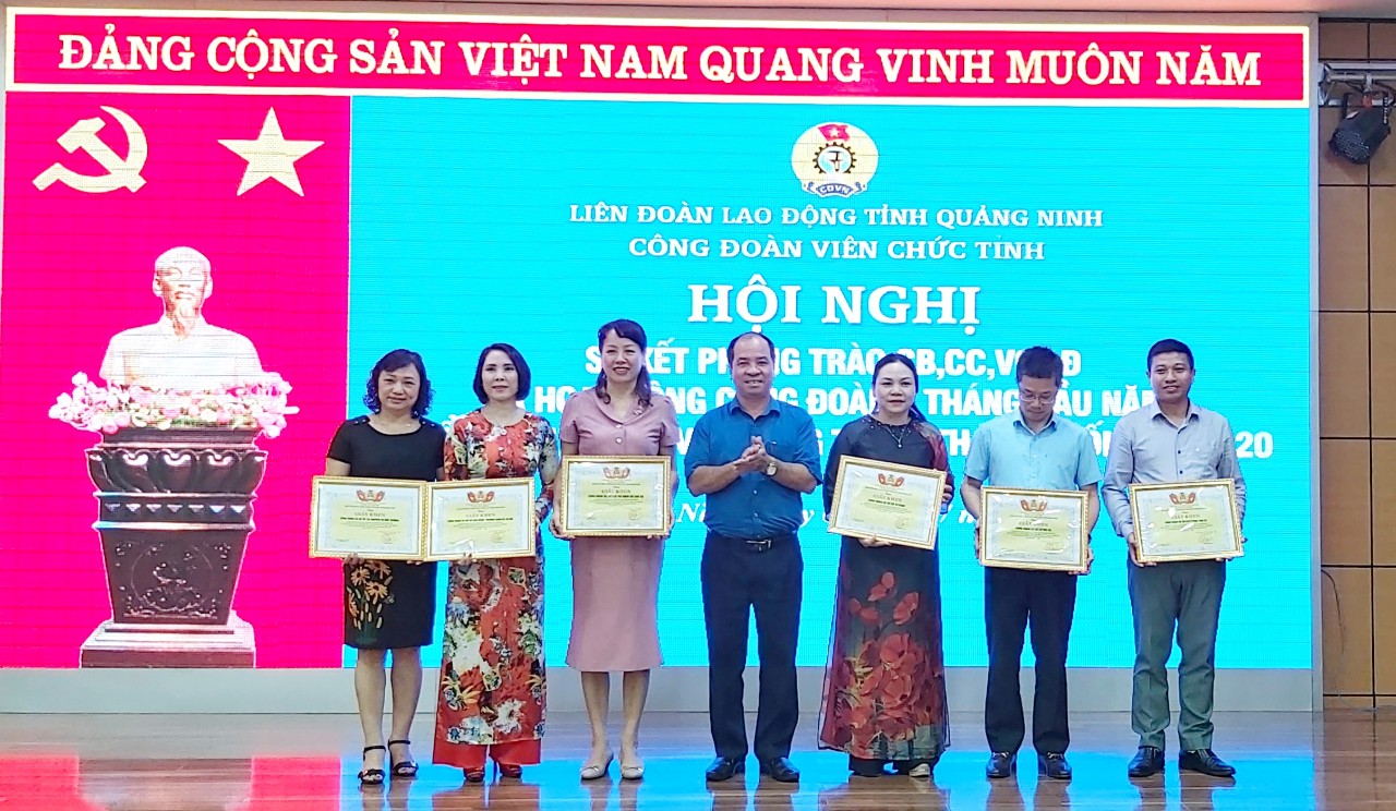 Đồng chí Phạm Hoài Ân, Chủ tịch Công đoàn viên chức tỉnh trao tặng giấy khen cho các tập thể có thành tích trong thực hiện Nghị quyết 6b/NQ-TLĐ.
