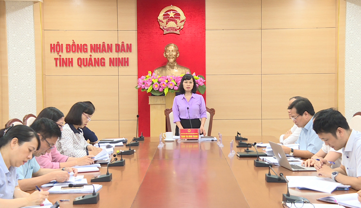 Đoàn giám sát của Thường trực HĐND tỉnh làm việc với Sở KH&ĐT, Sở Tài chính về chấp hành phân cấp nguồn thu, nhiệm vụ chi, ngày 11/6. Ảnh: Thu Trang