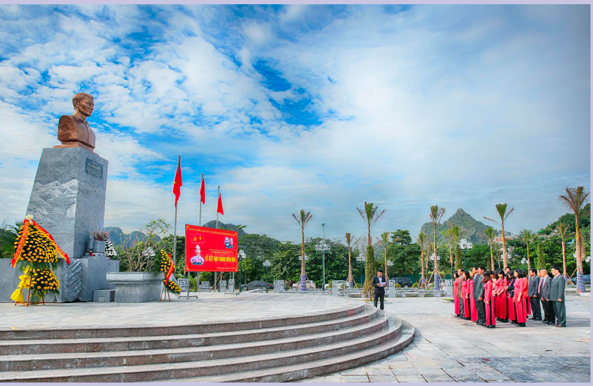 Lễ kết nạp đảng viên mới của Báo Quảng Ninh tại tượng đài đồng chí Vũ Văn Hiếu, Bí thư Đặc khu ủy đầu tiên của Khu mỏ Quảng Ninh, tháng 11/2016.