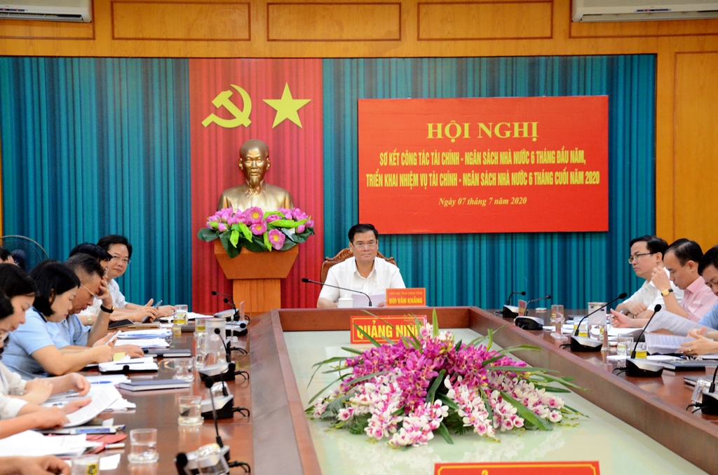 Đồng chí Đặng Huy Hậu, Phó Chủ tịch Thường trực UBND tỉnh, đại diện các sở, ngành liên quan dự hội nghị trực tuyến.