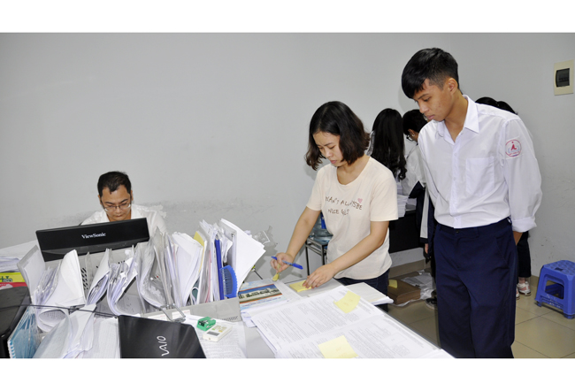 Học sinh Trường THPT Phúc Lợi (quận Long Biên, TP Hà Nội) làm thủ tục đăng ký dự thi tốt nghiệp THPT và xét tuyển đại học năm 2020.