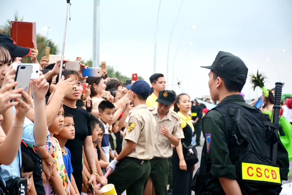Cảnh sát cơ động Công an tỉnh bảo vệ an toàn Lễ hội Carnaval Hạ Long.