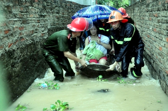Lực lượng Cảnh sát PCCC&CNCH Công an tỉnh giải cứu người dân phường Hà Tu mắc kẹt trong trận lũ lịch sử năm 2015.