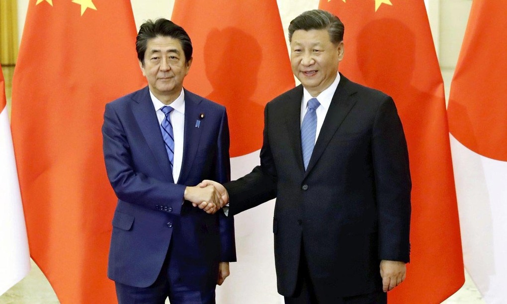 Chủ tịch Trung Quốc Tập Cận Bình (phải) bắt tay Thủ tướng Nhật Shinzo Abe tại Bắc Kinh hồi tháng 12/2019. Ảnh: Yomiuri Shimbun.