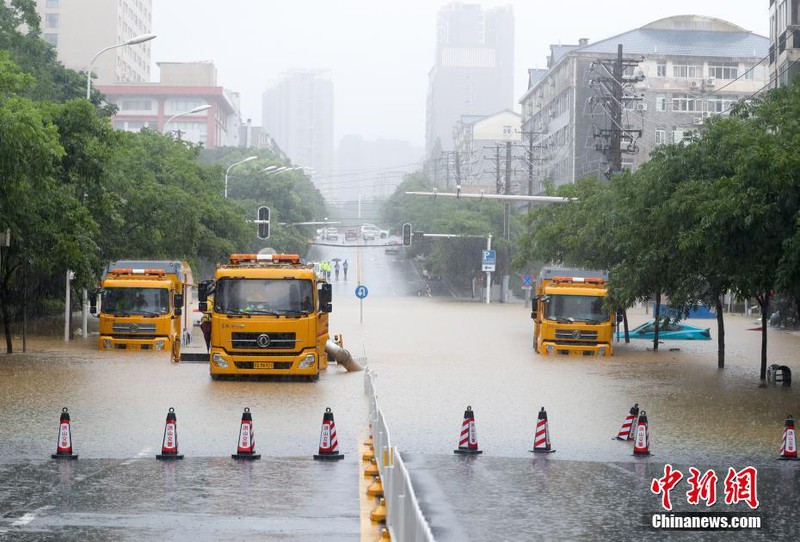 Vũ Hán huy động xe hút nước do mưa lớn gây ngập trong thành phố hôm 6/7. Ảnh: Chinanews