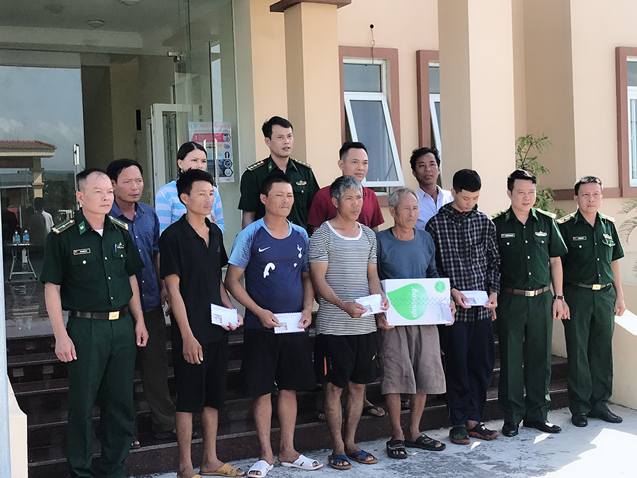 Đồn Biên phòng Cửa khẩu Cảng Hòn Gai trao tặng quần áo, sữa, thuốc men cho 5 thuyền viên bị nạn.