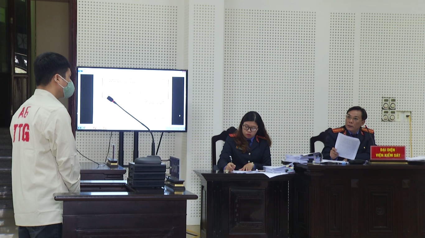 Kiểm sát viên Viện KSND tỉnh thực hành quyền công tố tại phiên tòa.