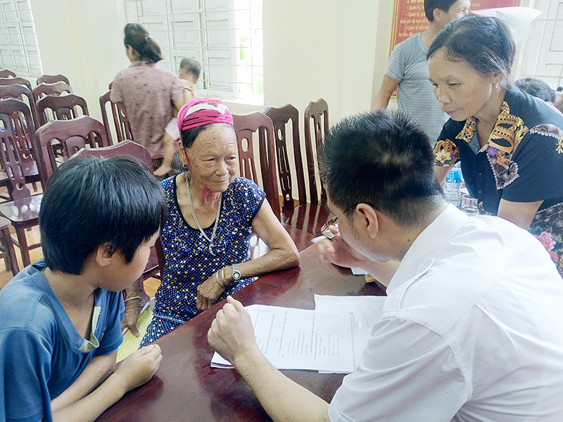 Bà con DTTS xã Nam Sơn, huyện Ba Chẽ được tuyên truyền về Luật hôn nhân và gia đình.
