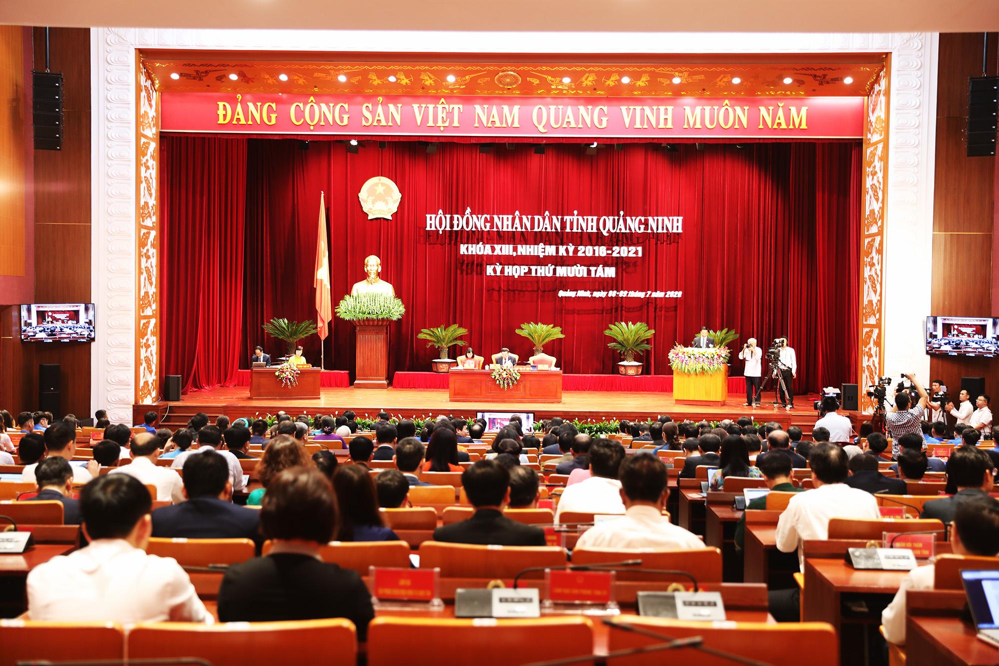 Quang cảnh kỳ họp 18 HĐND tỉnh.