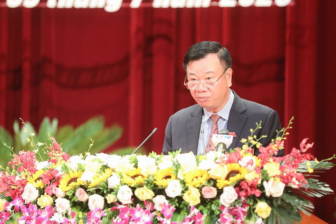Đồng chí Nguyễn Văn Hưởng, Trưởng Ban Dân vận Tỉnh ủy, Chủ tịch Ủy ban MTTQ tỉnh, báo cáo tại kỳ họp.