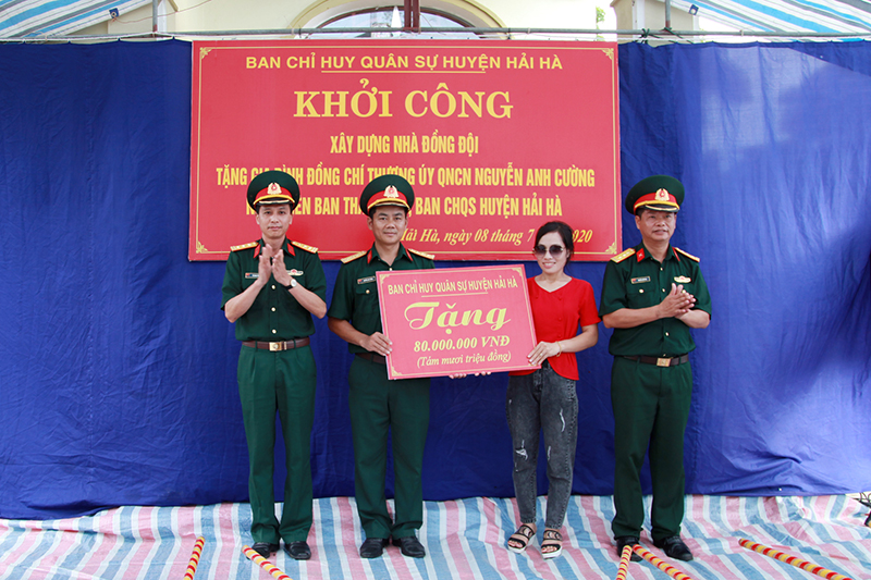 Lãnh đạo Ban CHQS huyện Hải Hà trao số tiền ủng hộ 80 triệu đồng.