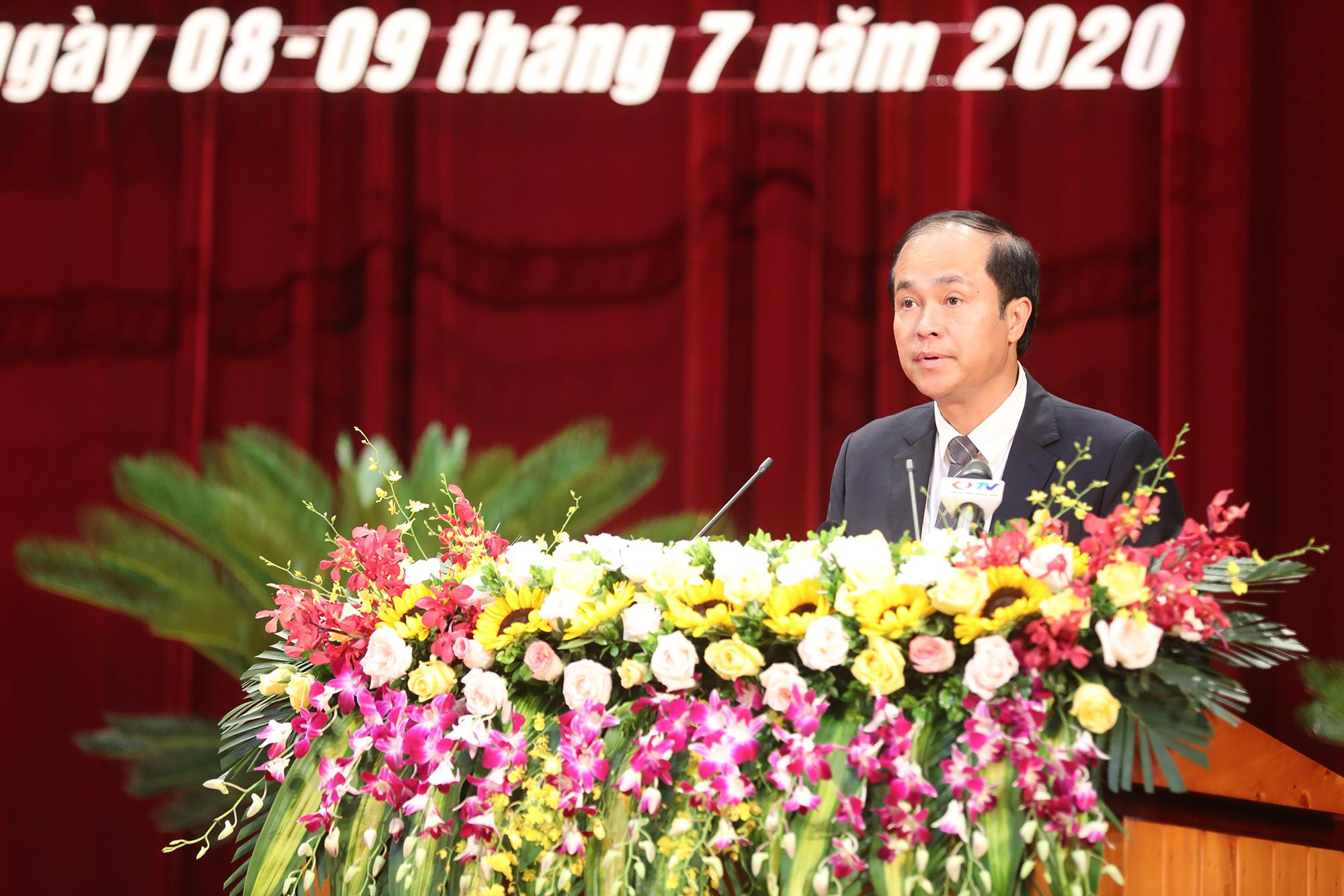 Đồng chí Trần Văn Hùng, Giám đốc Sở Kế hoạch và Đầu tư trình bày các tờ trình tại kỳ họp.