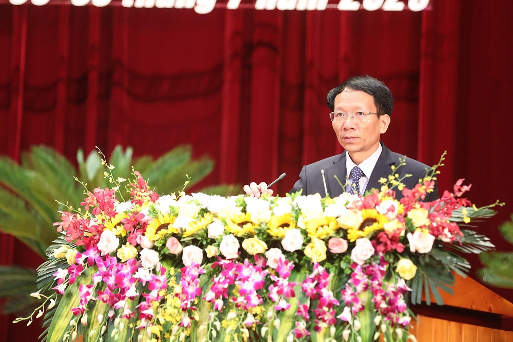 Đồng chí Phạm Mạnh Tuấn, Phó Giám đốc phụ trách Sở Xây dựng trình bày tóm tắt tờ trình đề nghị thông qua Chương trình phát triển nhà ở đến năm 2030.