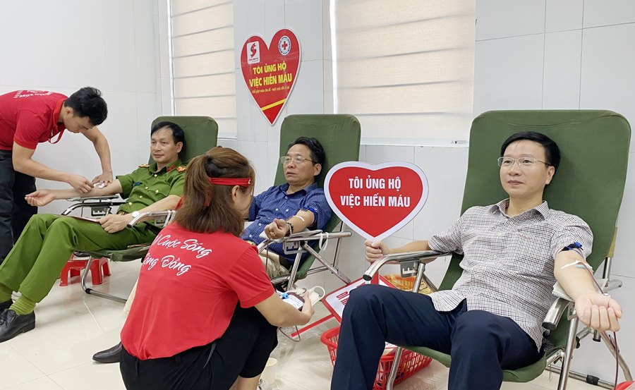 Lãnh đạo huyện Cô Tô cũng tham gia HMTN trong Chương trình ngày hội hiến máu nhân đạo.