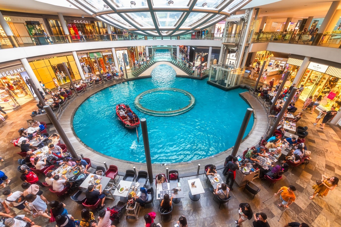 Mô hình mua sắm “Shopping by The Pool” tại The Shoppes Marina Bay Sands (Singapore).