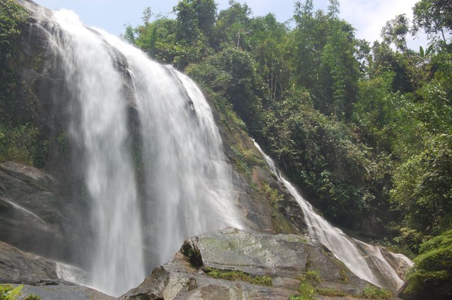 Thác Đầu Nhuần (xã Phú Nhuận, huyện Bảo Thắng) nằm dưới chân núi Hoàng Liên là một trong những dòng thác đẹp nhất của tỉnh Lào Cai.