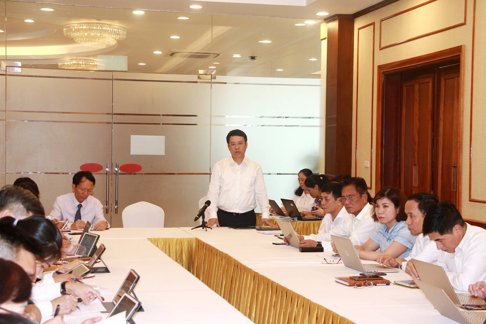 Đại biểu Nguyễn Hồng Dương, Bí thư Thành ủy Cẩm Phả, tham gia phát biểu tại tổ thảo luận số 4.