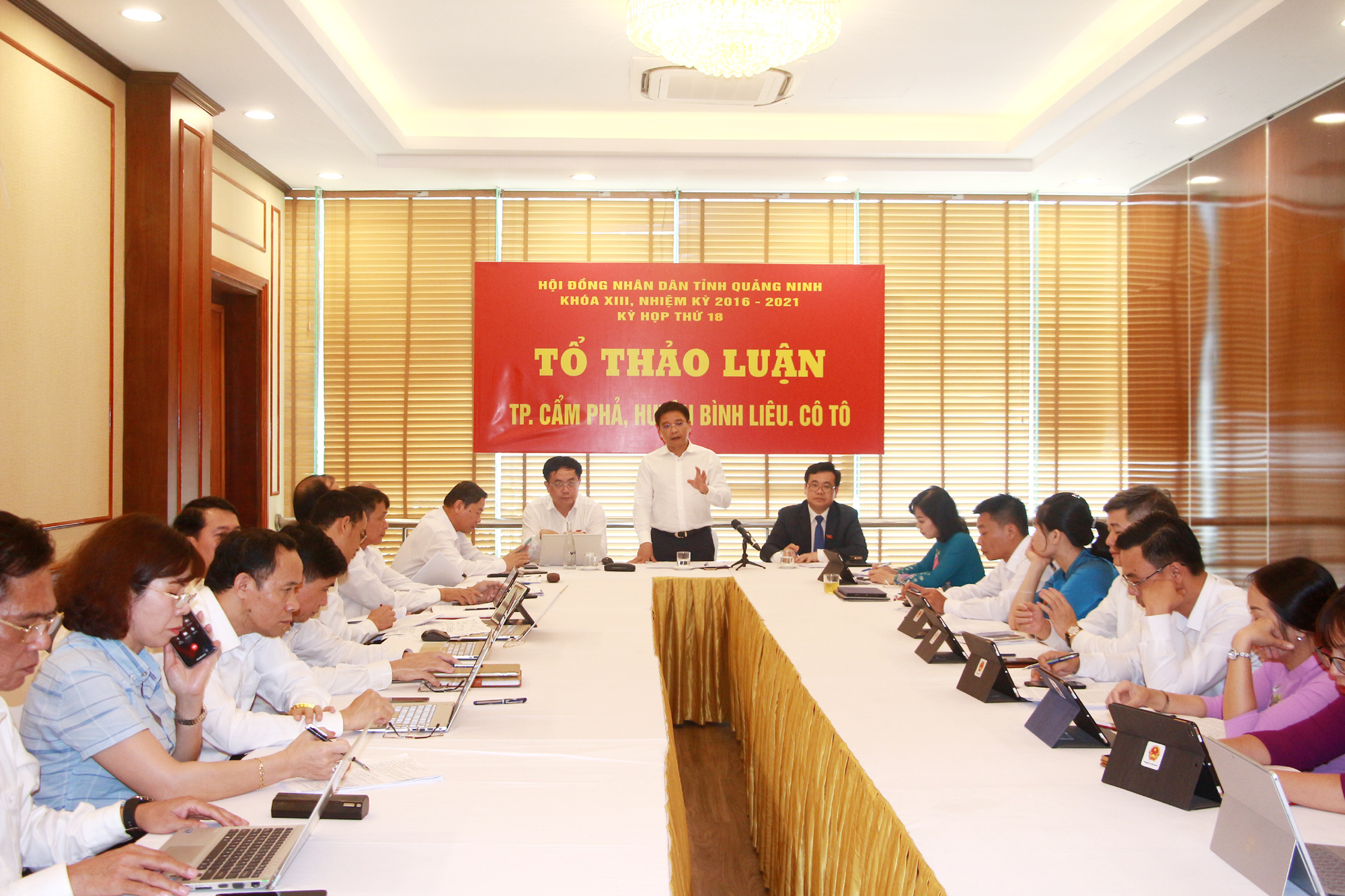 Đồng chí Nguyễn Văn Thắng, Chủ tịch UBND tỉnh tham gia phát biểu tại tổ thảo luận số 4.