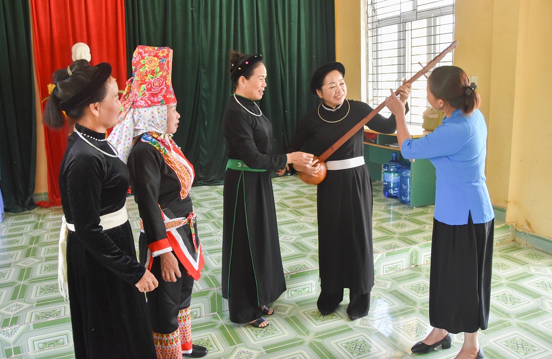 Người dân thôn Cửa Khẩu (xã Hoành Mô, Bình Liêu) luyện tập văn nghệ truyền thống dân tộc, chuẩn bị cho buổi sinh hoạt cộng đồng.