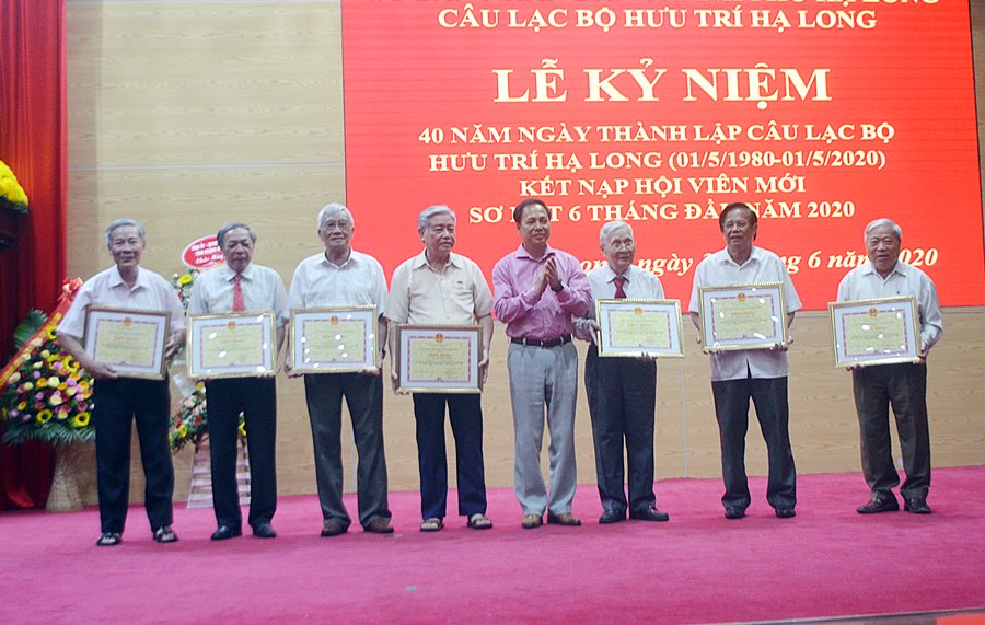 Đồng chí Đặng Huy Hậu, Phó Chủ tịch Thường trực UBND tỉnh, trao Bằng khen của UBND tỉnh cho hội viên NCT là thành viên CLB Hưu trí TP Hạ Long, dịp kỷ niệm 40 năm thành lập.