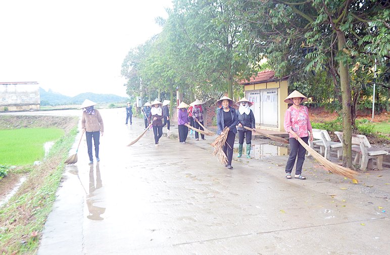 Hội viên NCT khu Nhuệ Hổ (phường Kim Sơn) tham gia dọn rác thải vệ sinh môi trường nhân 