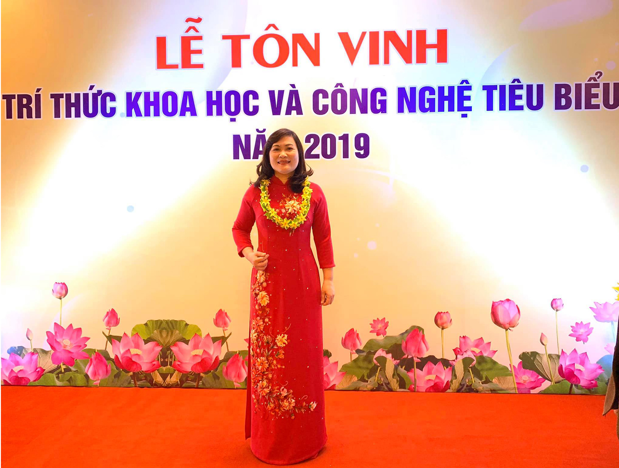 Giám đốc, Bí thư Chi bộ Bệnh viện Y - Dược cổ truyền Quảng Ninh Nguyễn Thị Hương được vinh danh là một trong 112 trí thức khoa học tiêu biểu năm 2019.